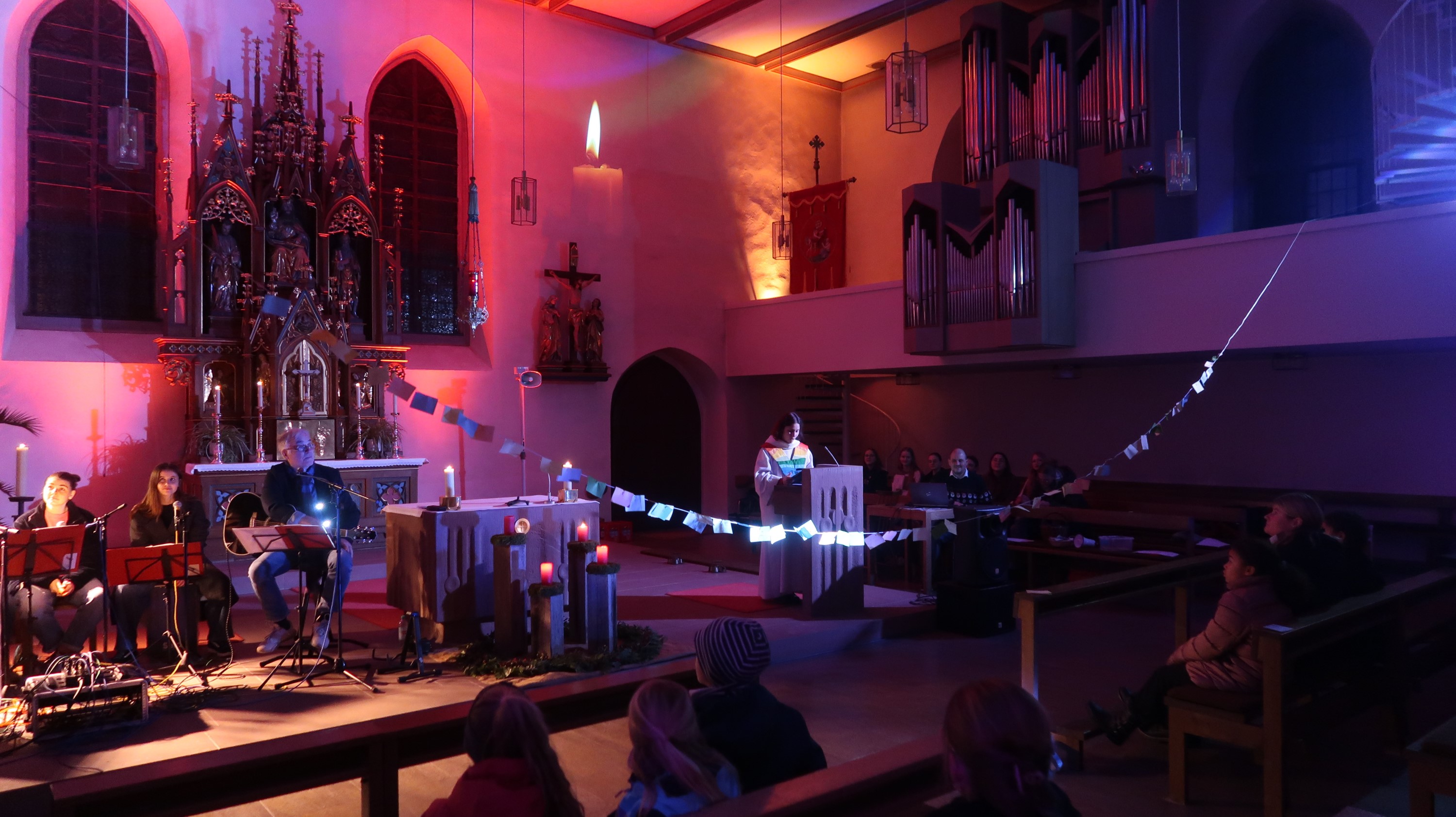 Die Erwartungen der Gottesdienstbesucher werden an der Schnur nach oben gezogen.